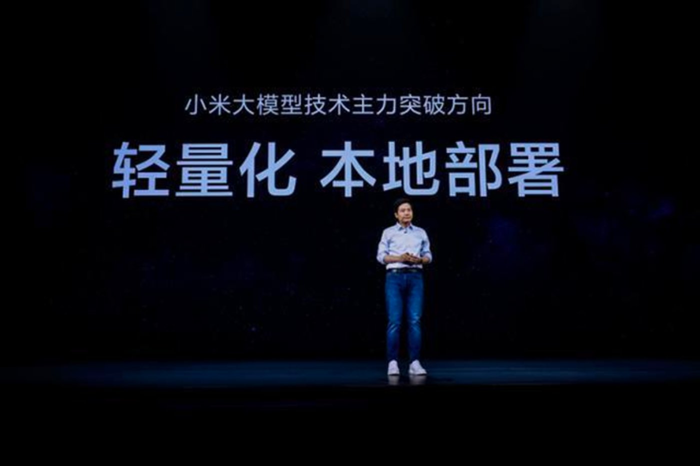 国产手机大模型第一战:购买基座大模型,拼硬件和生态