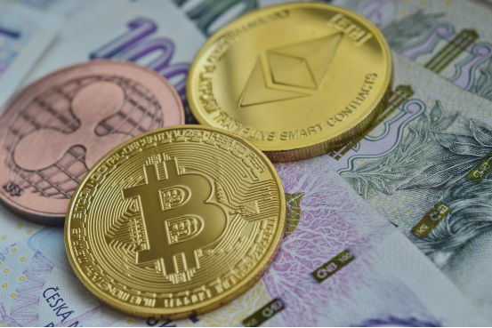 比特币现货ETF通过后:上市即大跌,机构打擂台,Coinbase引争议