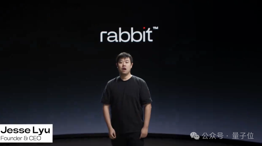 Rabbit R1买家秀翻车:问个问题比Siri还墨迹,响应速度远不及发布