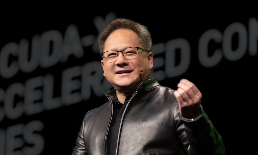 黄仁勋最新对谈：8年间GPU芯片性能提高1000倍，未来机器人将更像人类