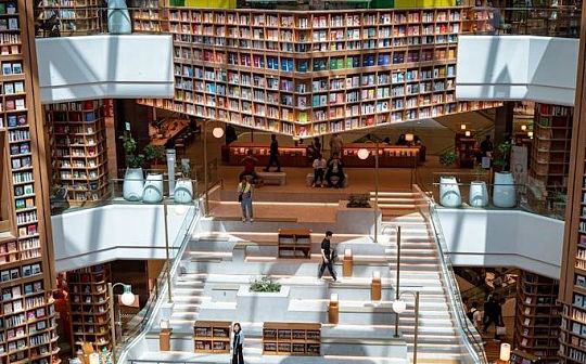 <b>基于提示的写作叙述系统：链上传说的集体创作模型</b>